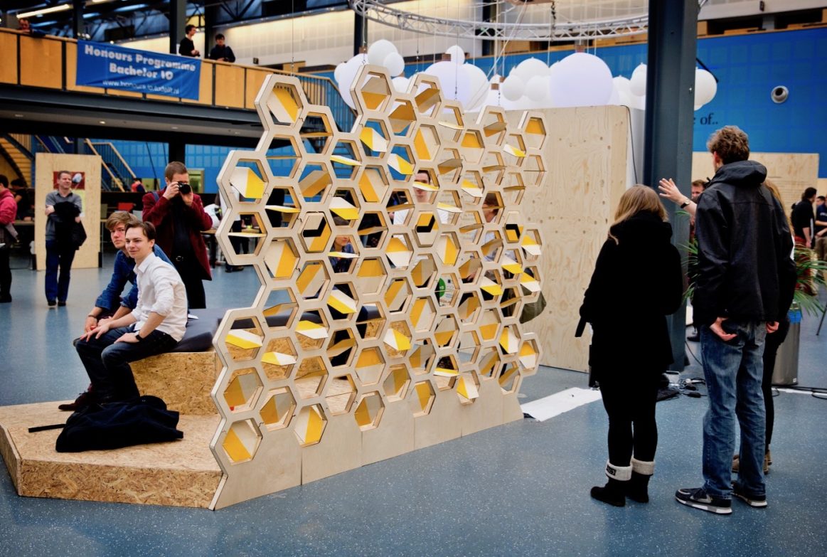 DELFT - TU Delft studenten aan de faculteit Industrial Design presenteren hun minor project waarbij ze prototypes moeten bouwen van producten. - FOTO GUUS SCHOONEWILLE